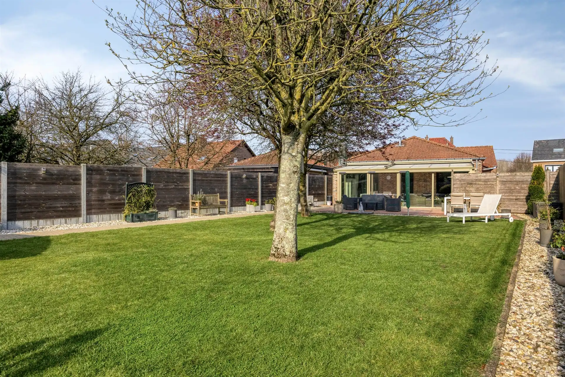 Zeer nette bungalow woning foto {{pictureIndex}}