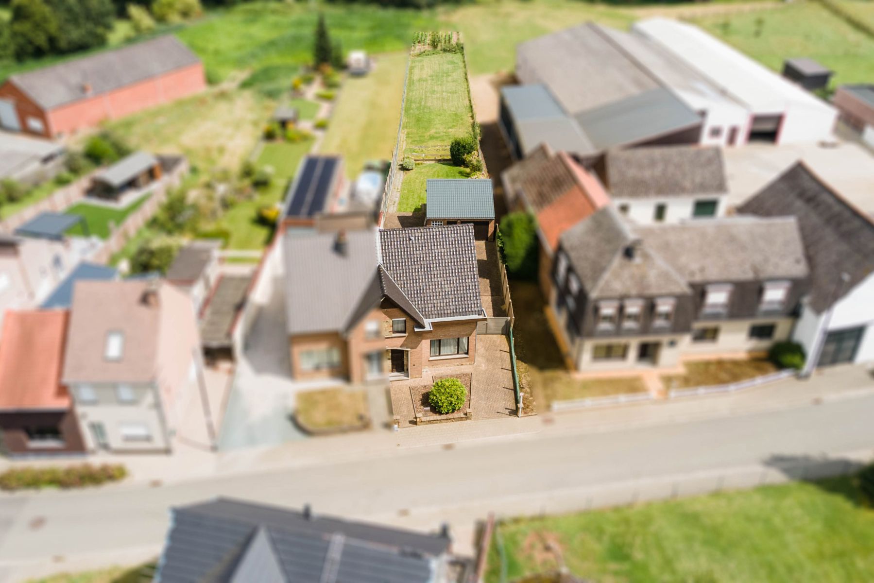 Verzorgde, instapklare woning HOB met grote tuin en garage foto 3