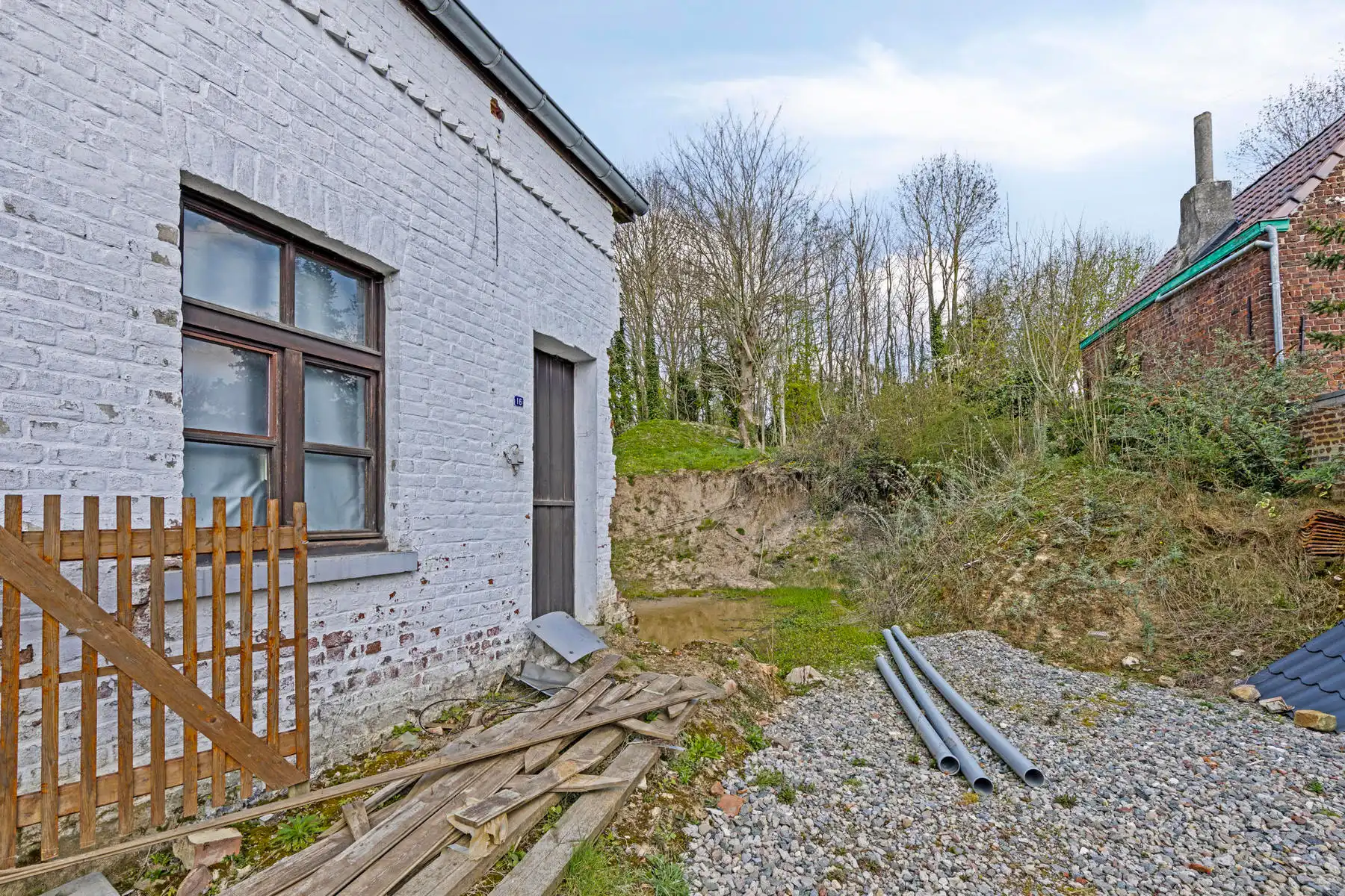 Rustig gelegen te renoveren en af te werken woning op 935m² foto {{pictureIndex}}