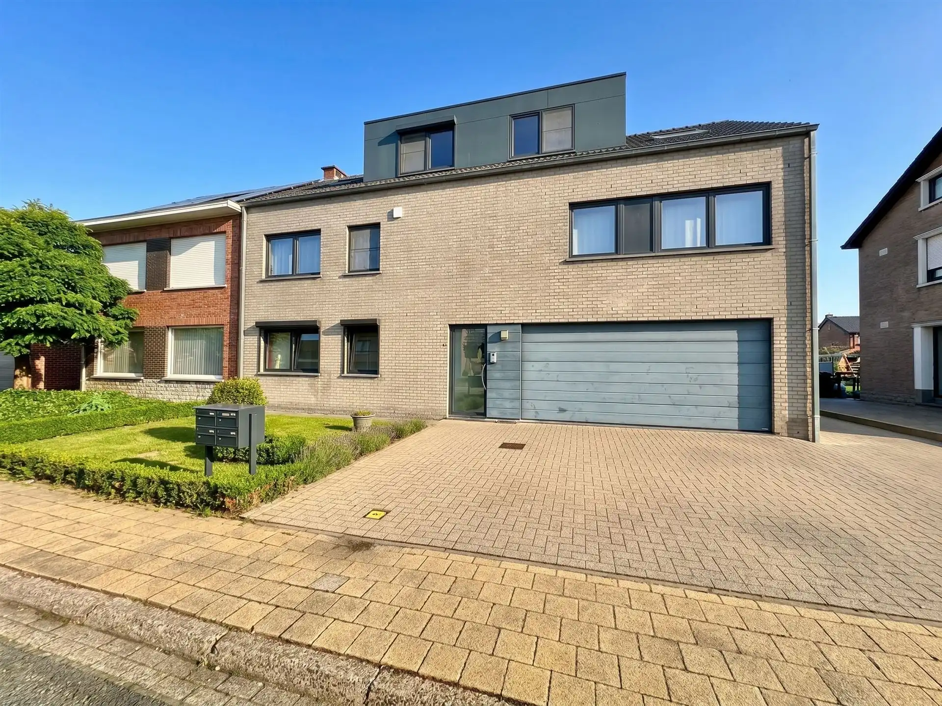 Duplex appartement met 2 slaapkamers, garage en terras. foto {{pictureIndex}}