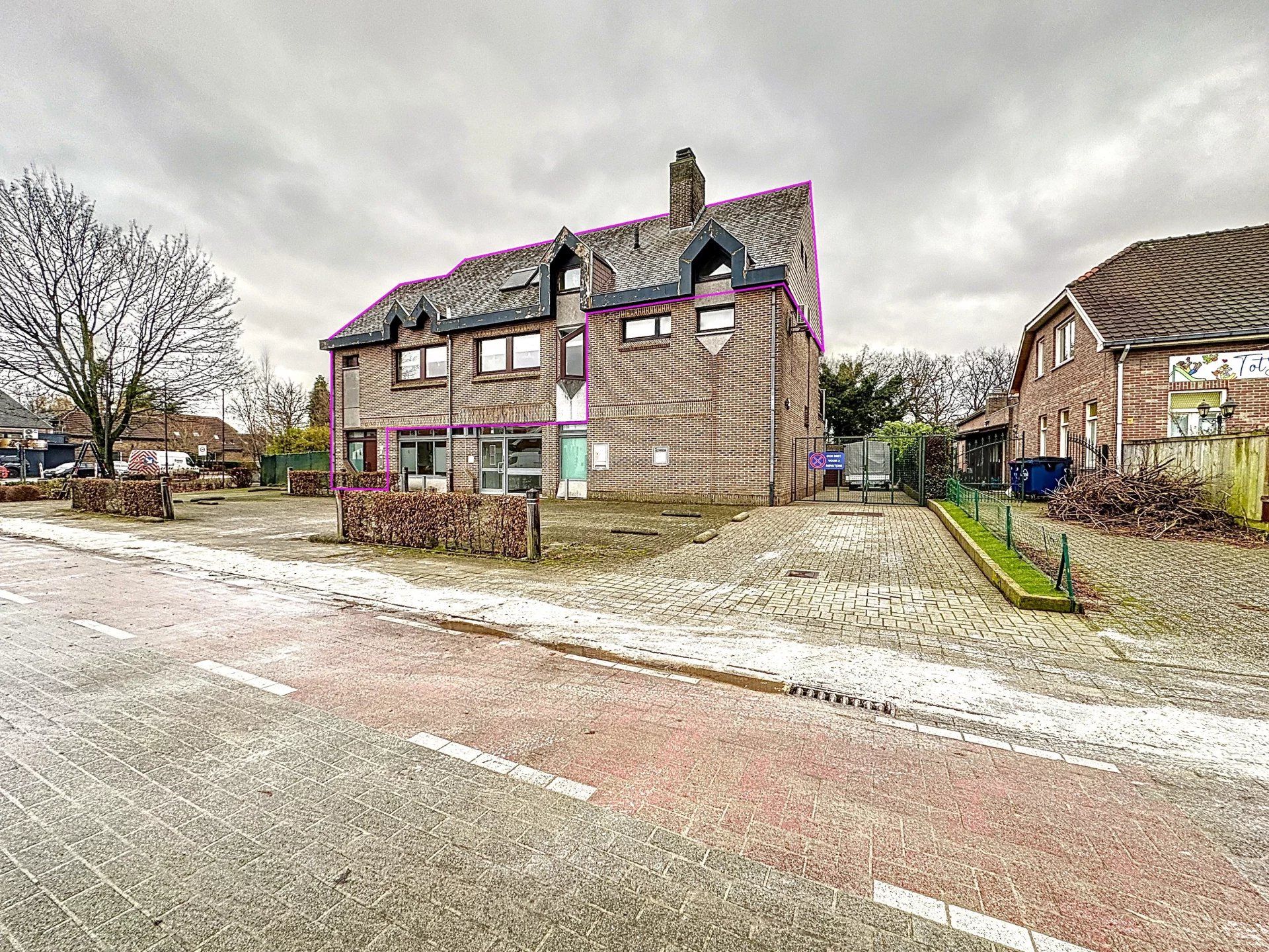 Ruim appartement in Lommel met 4 slaapkamers. foto {{pictureIndex}}