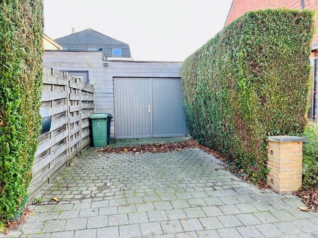 RUIME HALF OPEN BEBOUWING MET TUIN EN GARAGE OP 202 m². foto 2