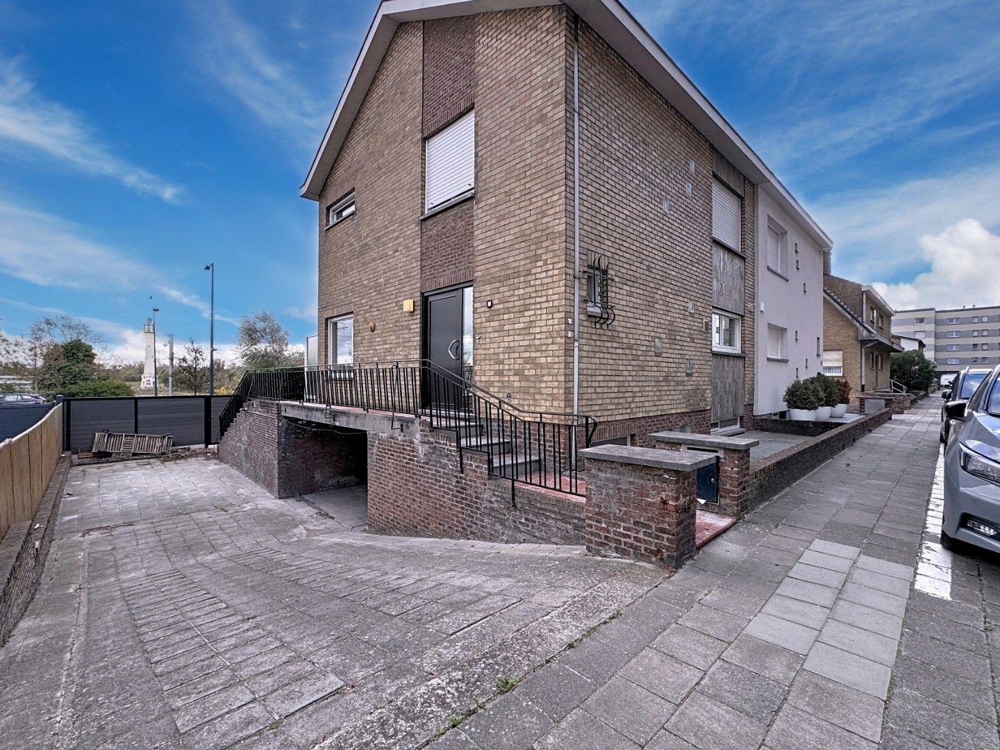 Ruime woning met 3 slaapkamers en garage foto {{pictureIndex}}