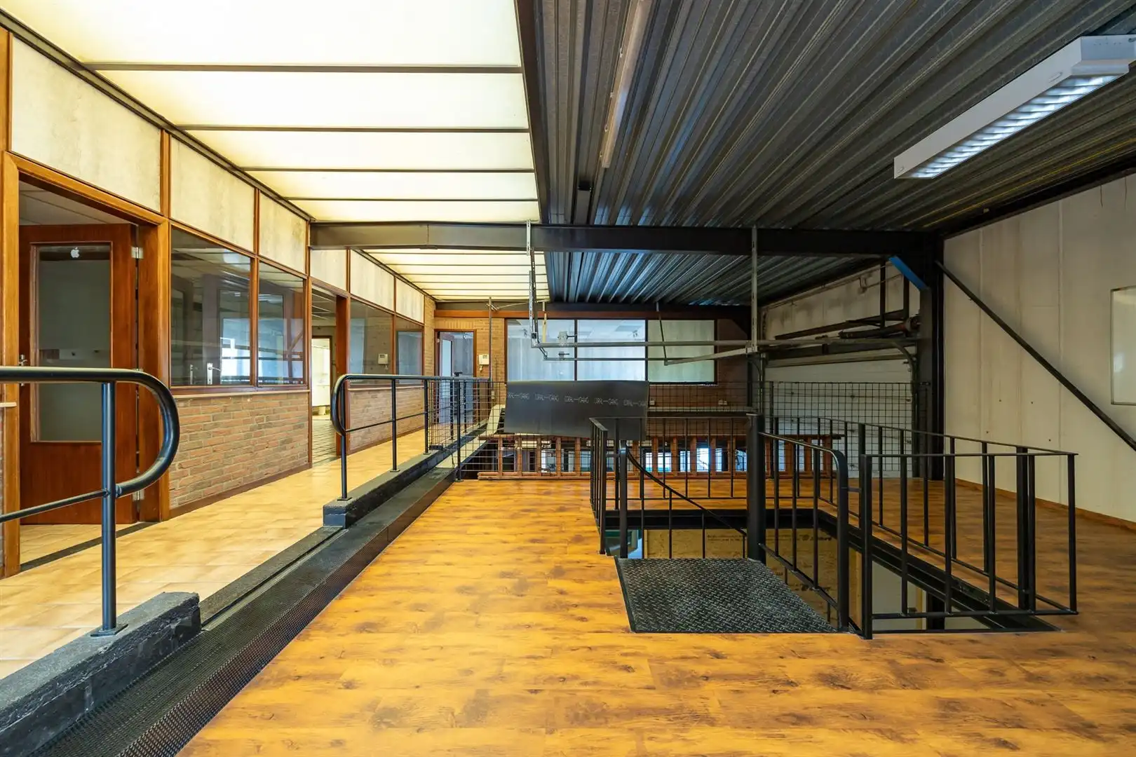 Handelspand met appartement, magazijn én hangar foto 9