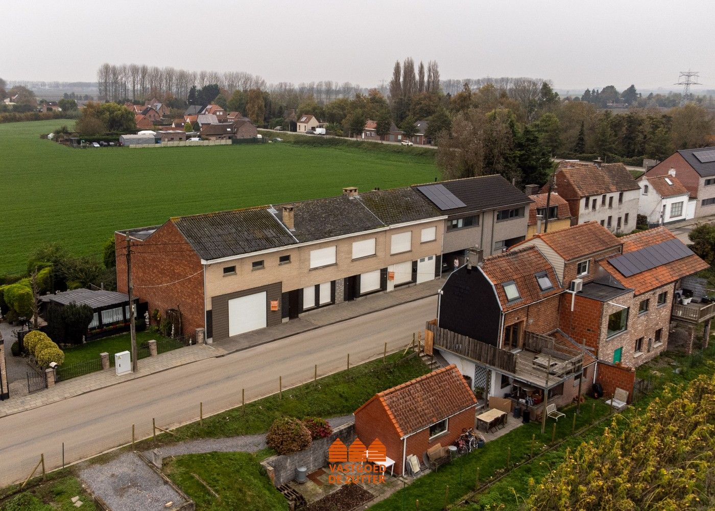 Uniek aanbod: twee ruime woningen met loods en winkel foto 4