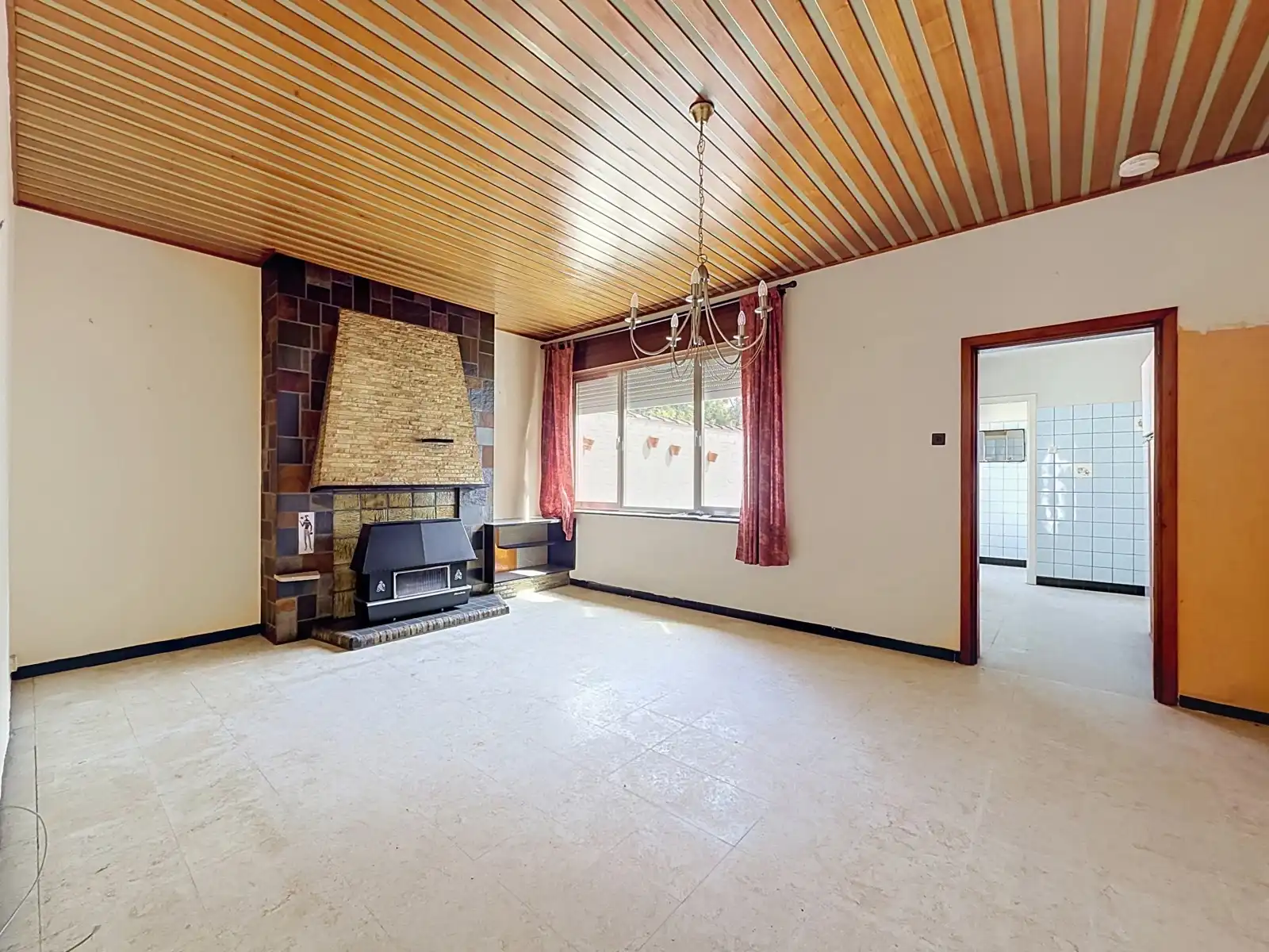 Woning met 4 SLPK, Tuin, Garage én mooi renovatiepotentieel! foto 2