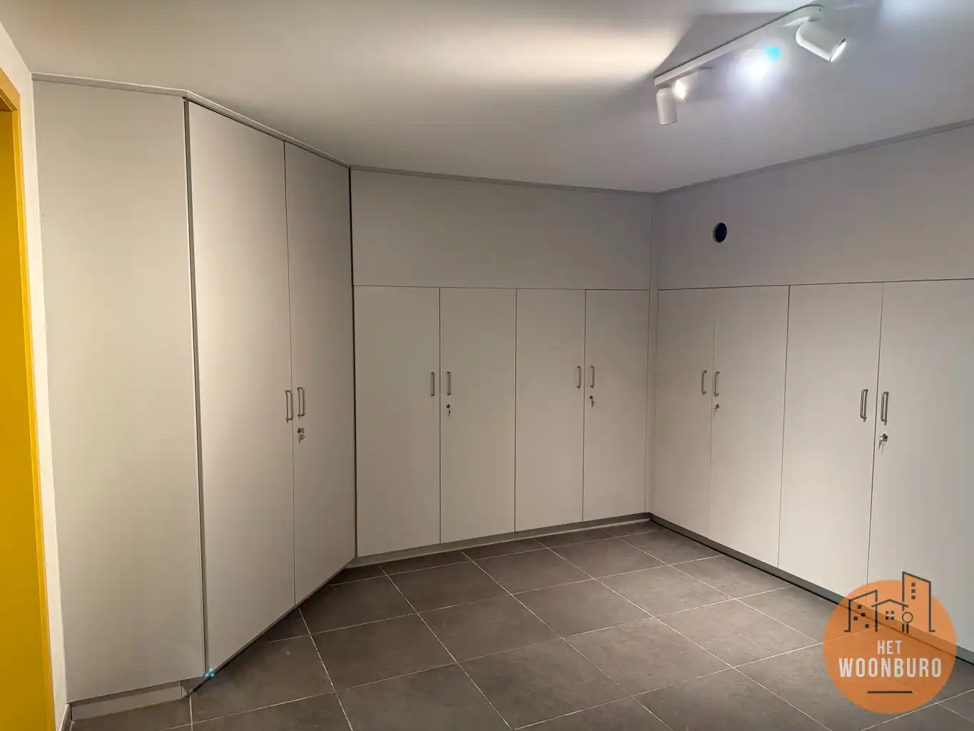 Woning halfopen bebouwing met garage, ruime kelder en tuin foto 18