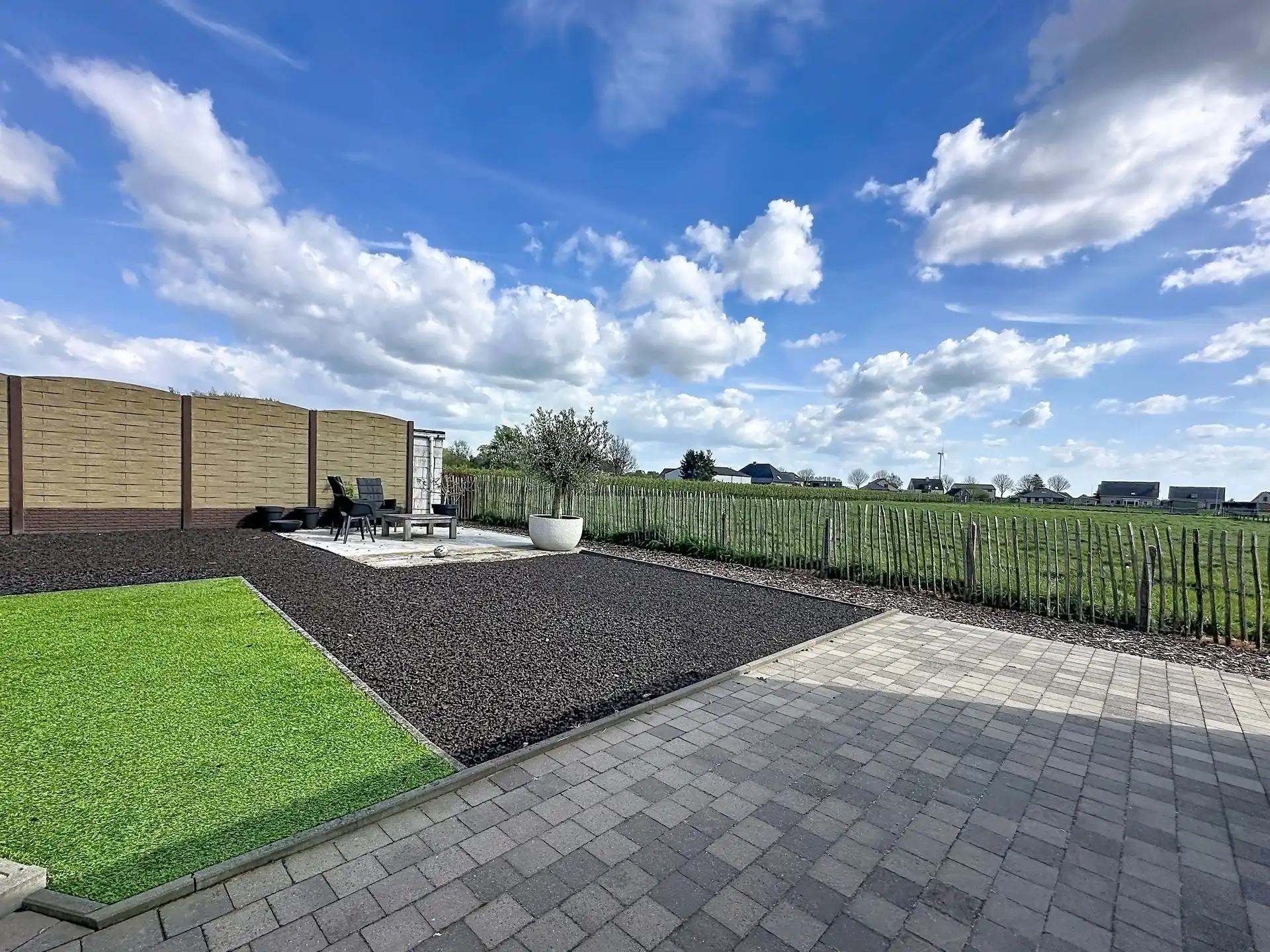 Ruime, luxueuze open bebouwing met 4 slaapkamers, 2 badkamers en garage op een perceel van 741m².  foto 18