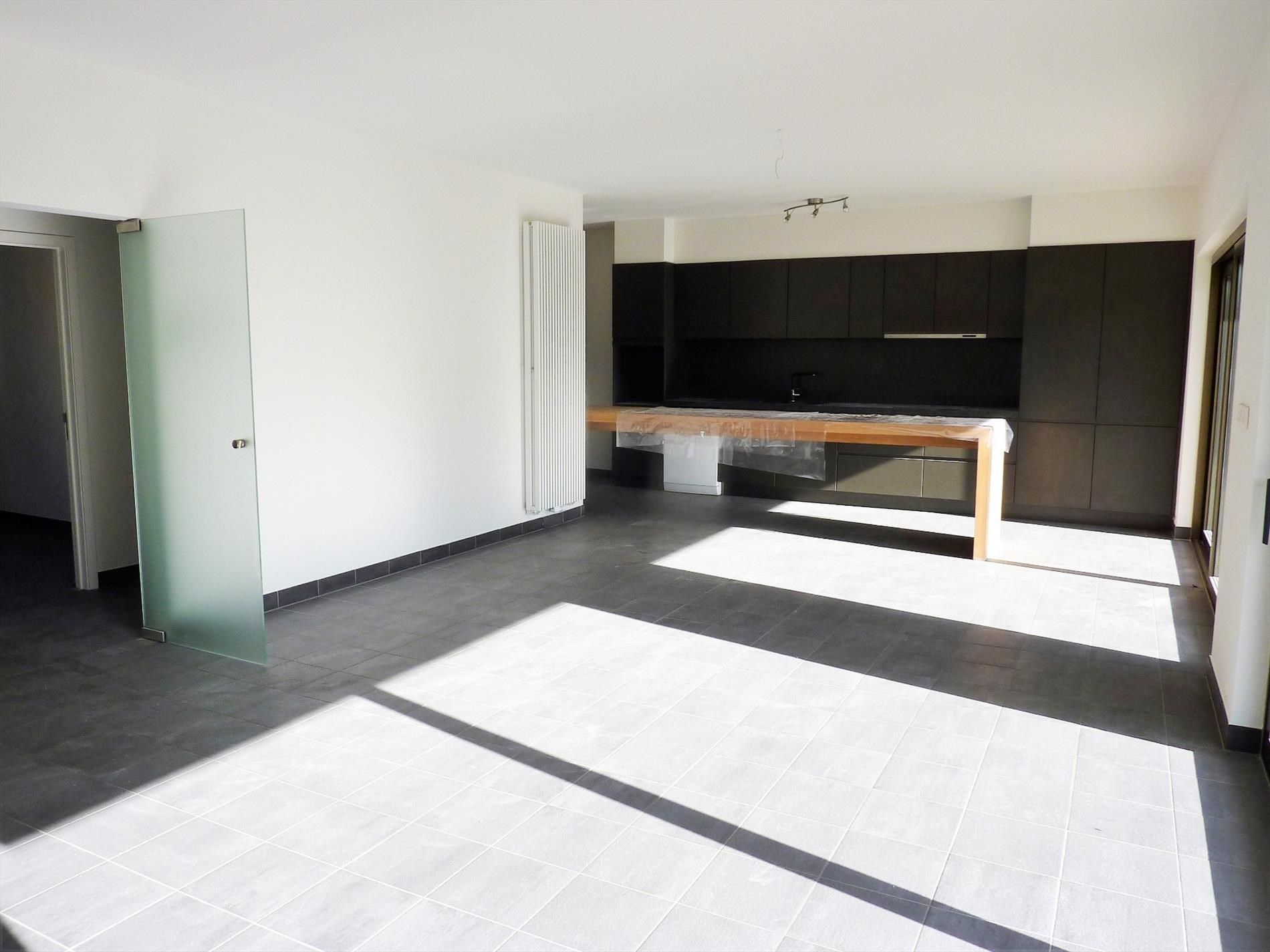 RUIM APPARTEMENT MET 3 SLAAPKAMERS EN RUIM TERRAS IN CENTRUM IEPER foto 2