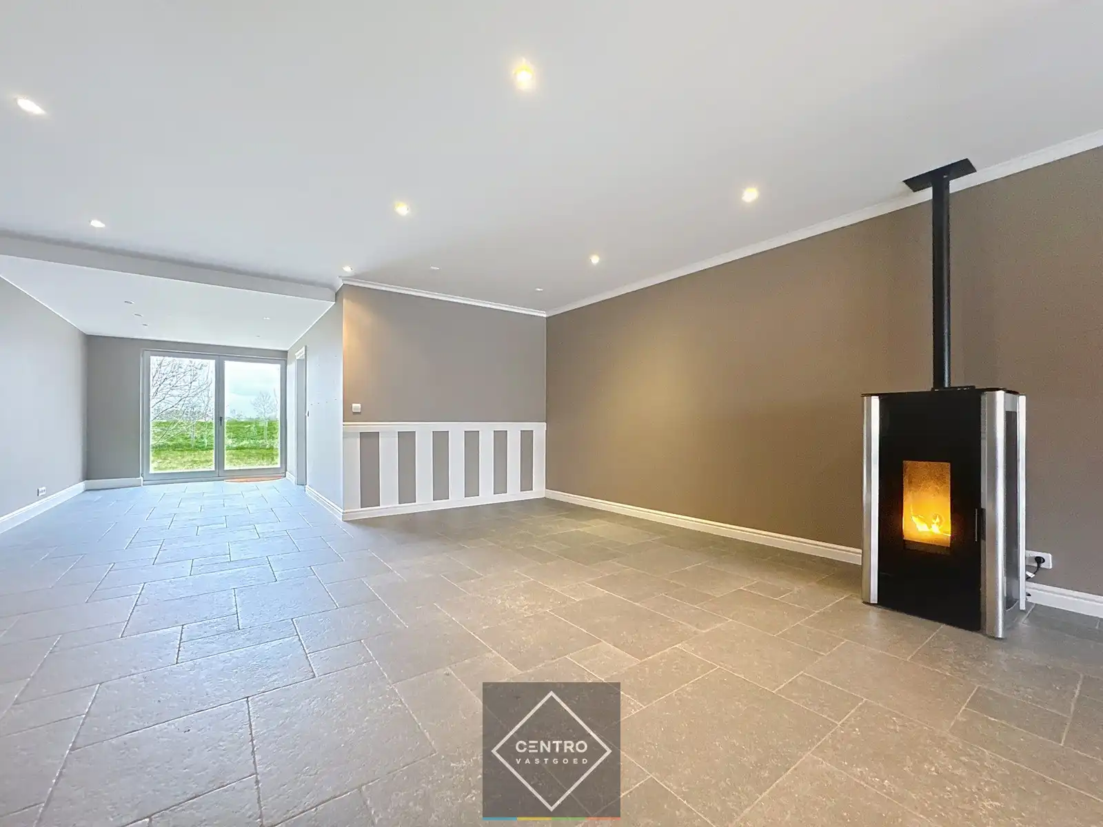 Prachtig gerenoveerde HANDELSRUIMTE / KANTOOR met TUIN langs een drukke verbindingsbaan (Gistel - Torhout, N33) te Ichtegem. foto 3