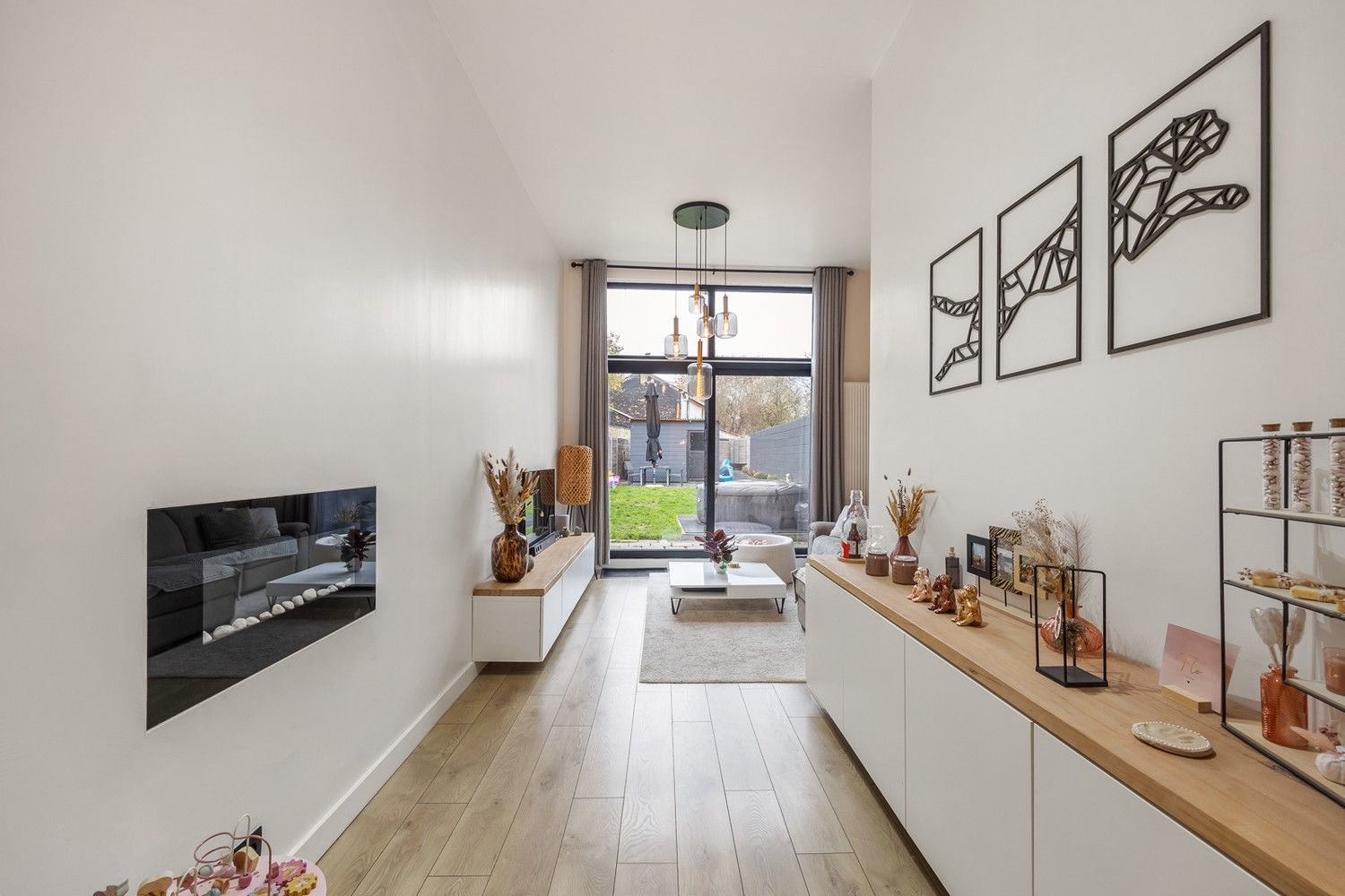 Instapklare, volledig gerenoveerde woning met hoge plafonds en zonnige tuin (±100m²) in hartje Hemiksem foto 6