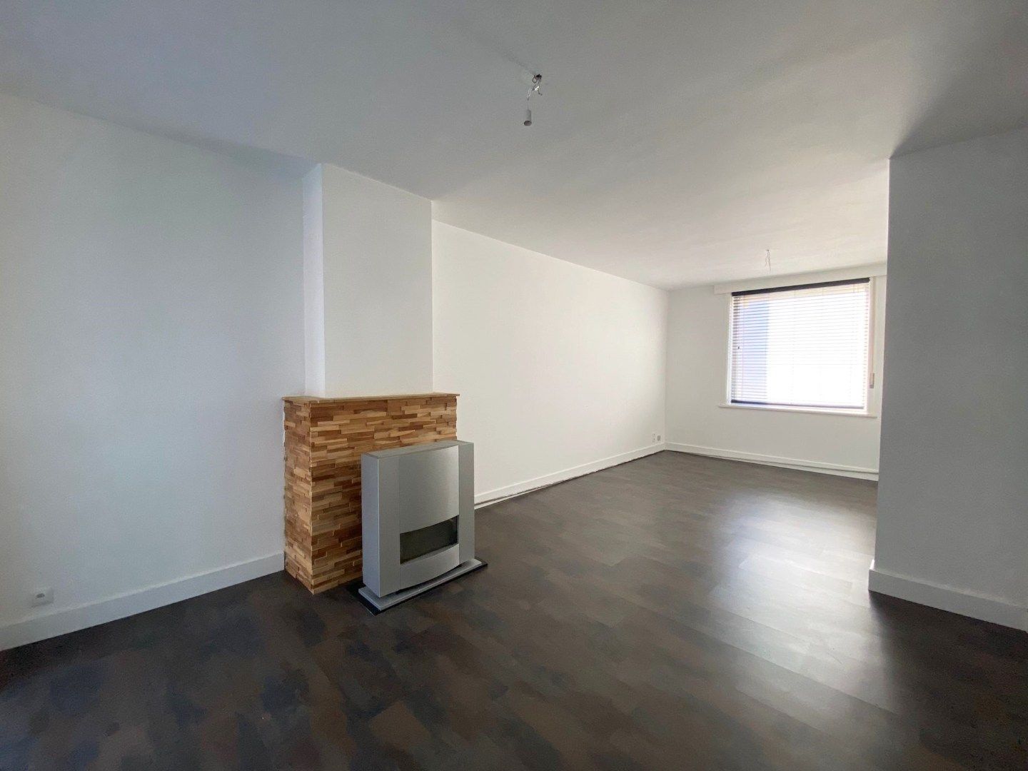 GERENOVEERDE EN INSTAPKLARE RIJWONING MET 3 SLAAPKAMERS EN TUIN foto 2