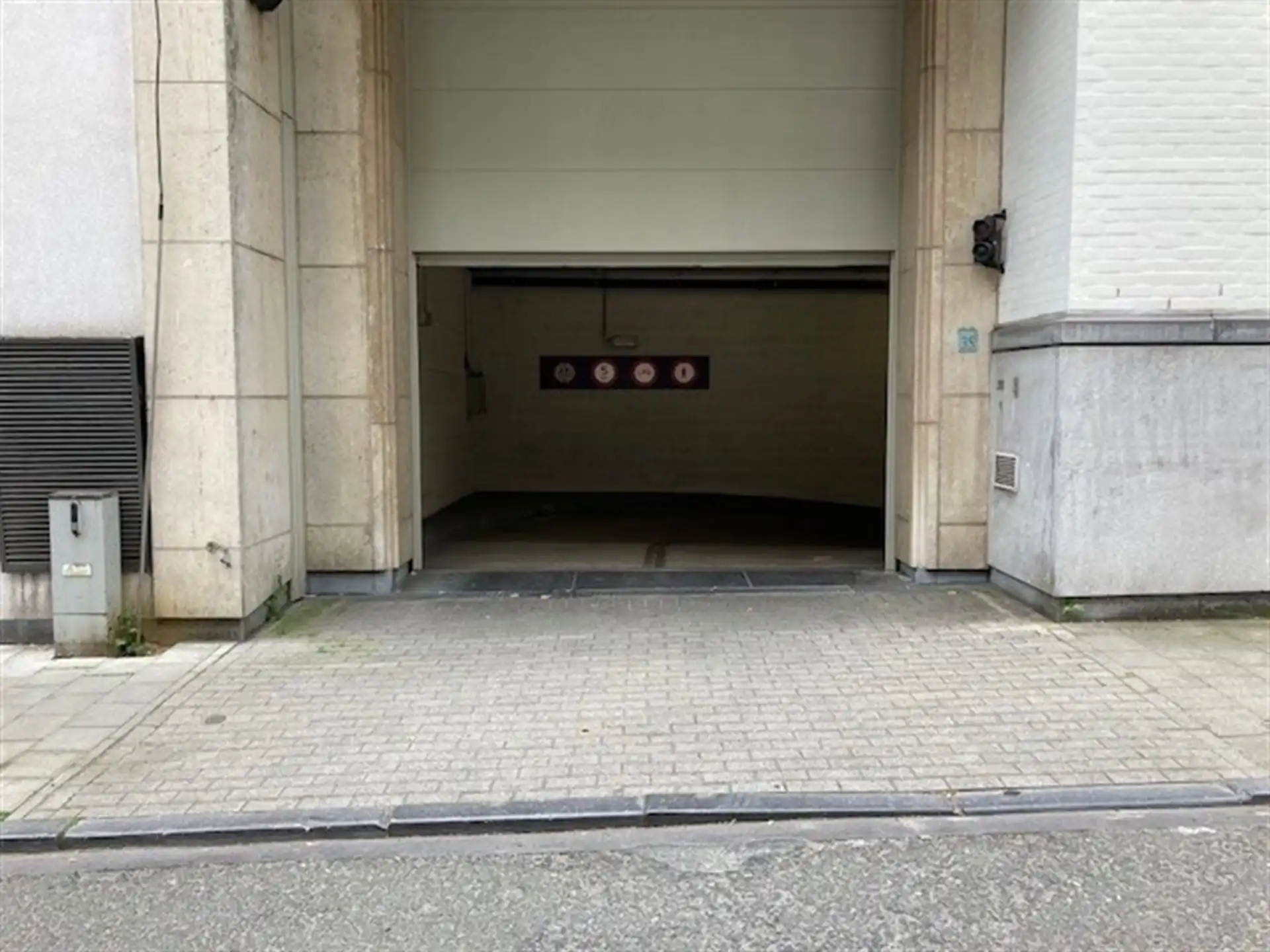 Ruime parkeerplaats kortbij de Europese instellingen       foto 2