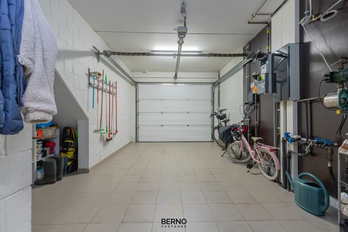 Recente en ruime gezinswoning met zonnige tuin foto 15