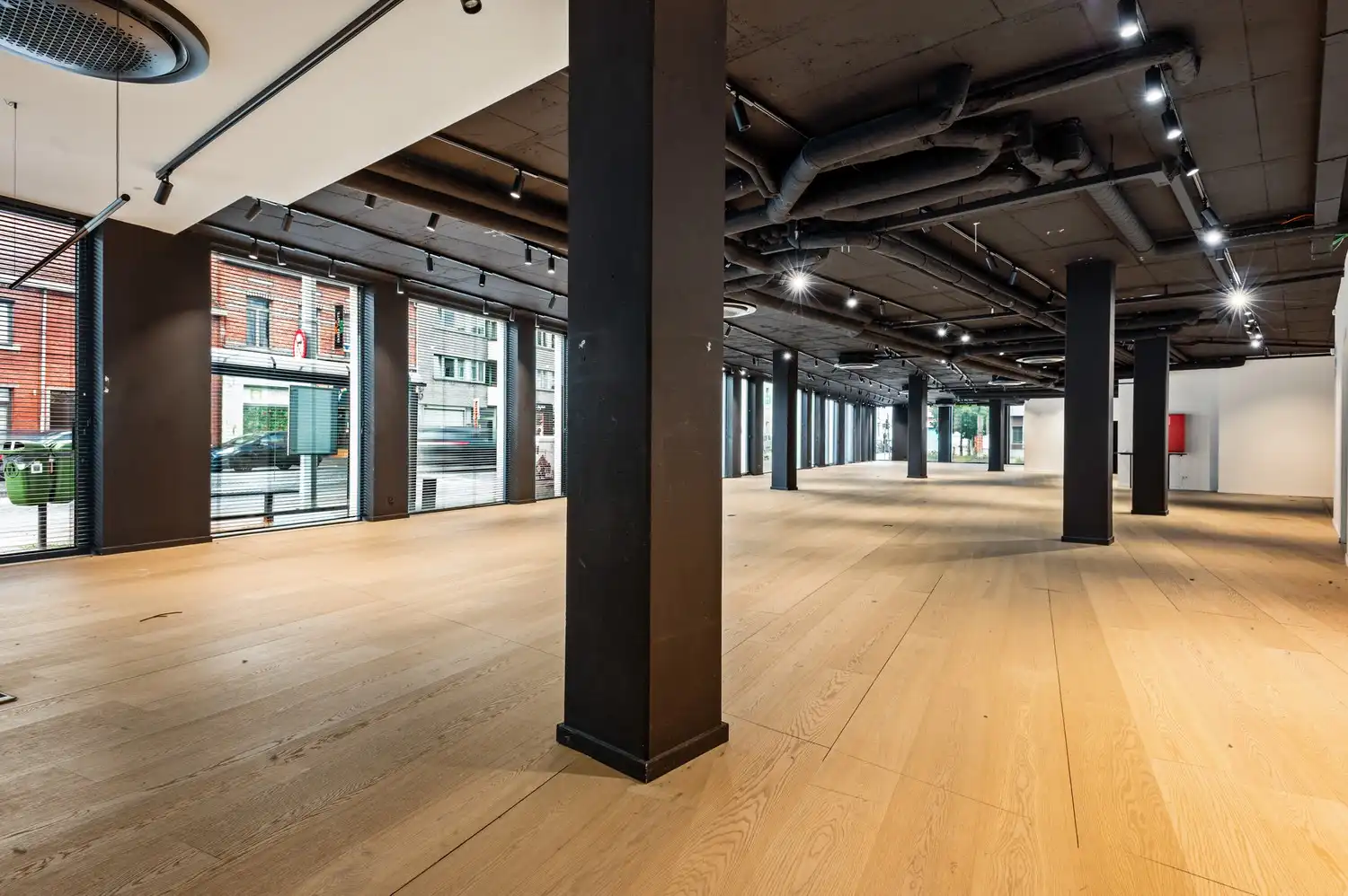 Riant handelspand (723m²) + 5 autostaanplaatsen & garagebox te Wijnegem! foto 4