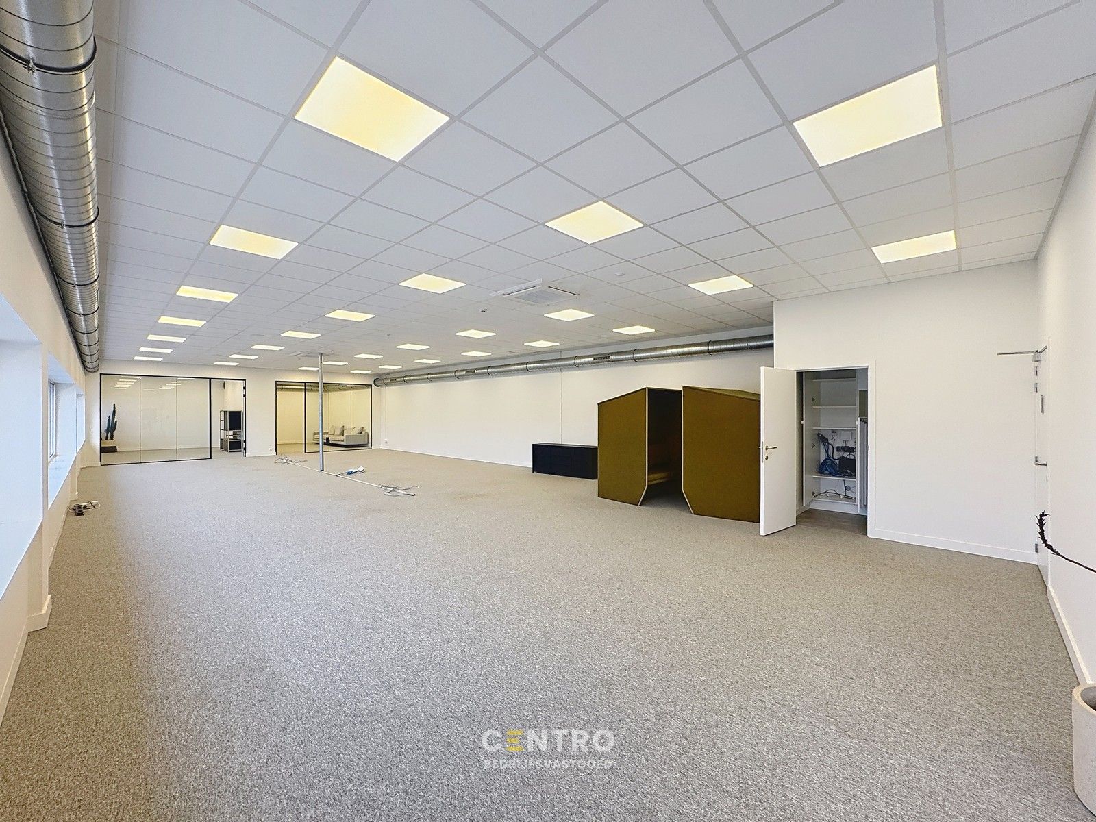 Kwalitatief afgewerkte KANTOORRUIMTE (268 m²) op de eerste verdieping met private parkeergelegenheid (inclusief laadpalen)! foto 7