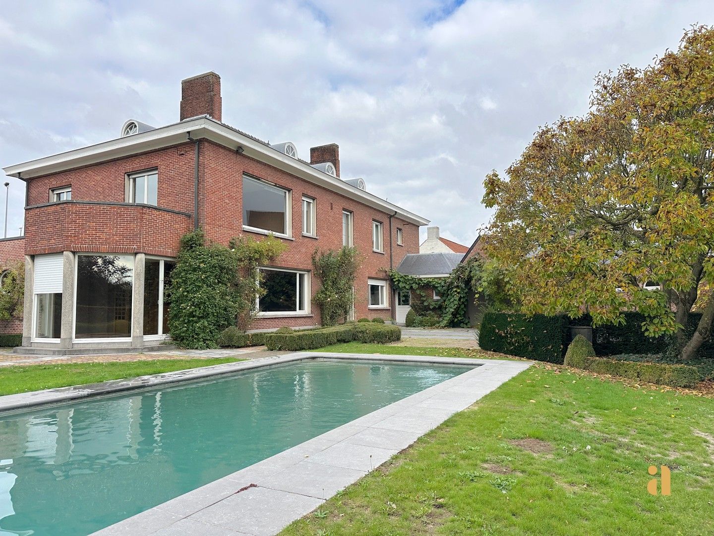 Te huur: royale woning met zwembad foto 2