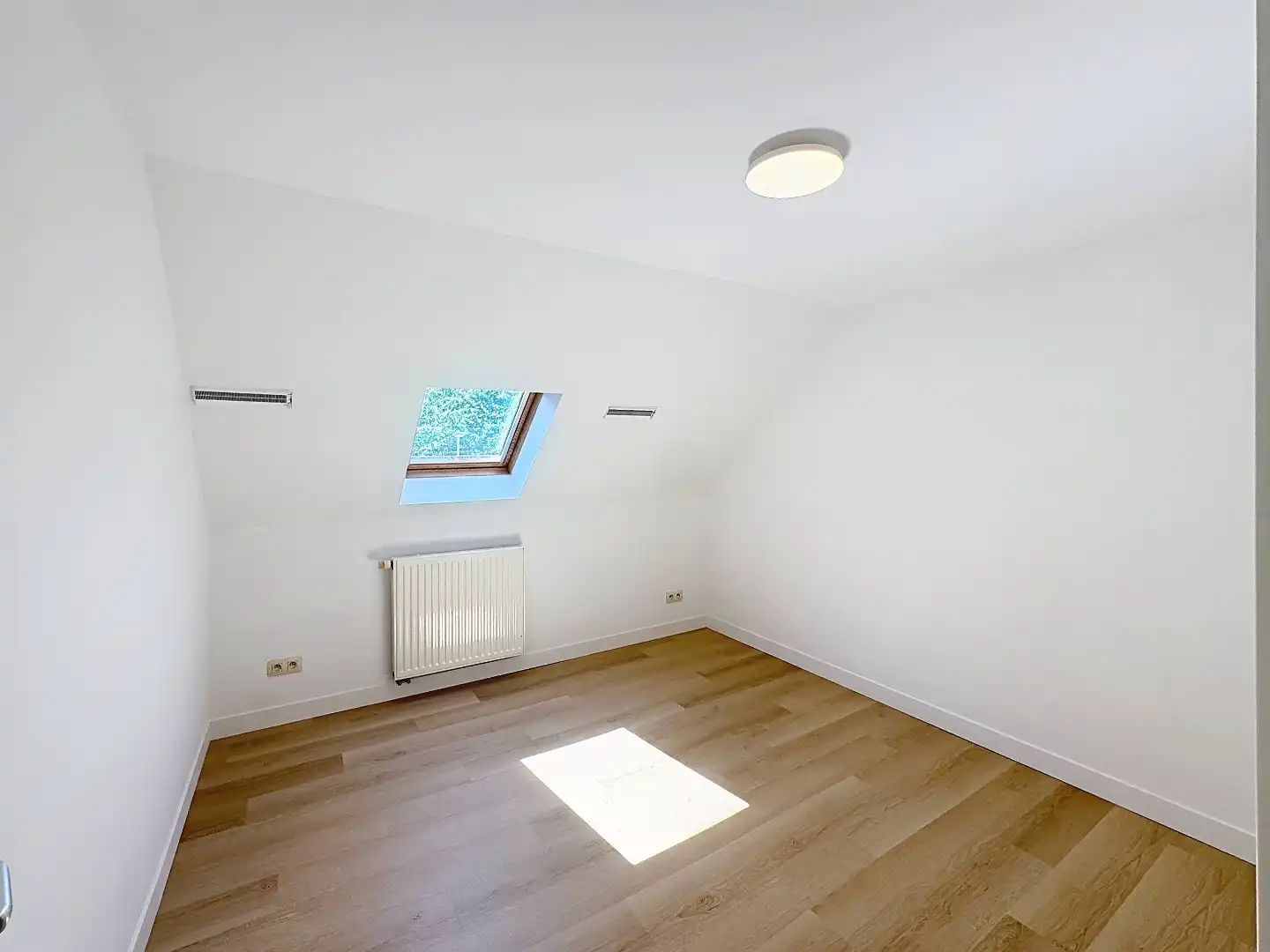 Instapklare woning met 3 slaapkamers, tuin en 2 privatieve parkeerplaatsen foto 12