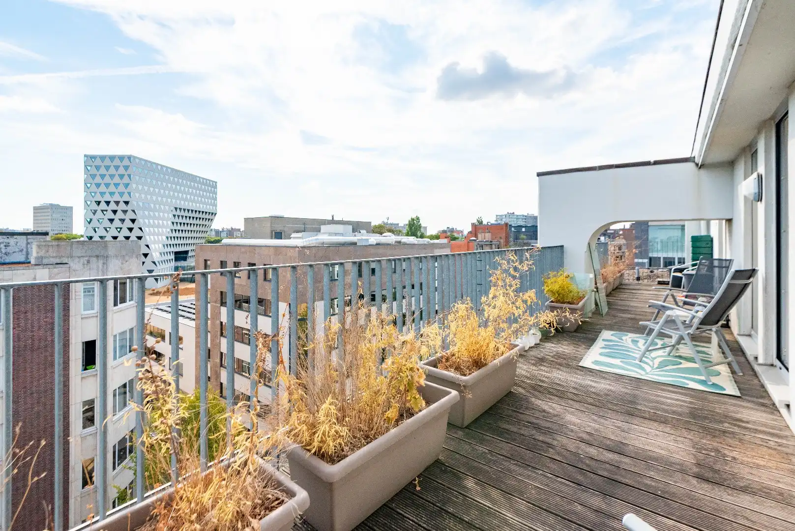 Charmant penthouse met twee zonneterrassen en adembenemend uitzicht over Antwerpen foto {{pictureIndex}}