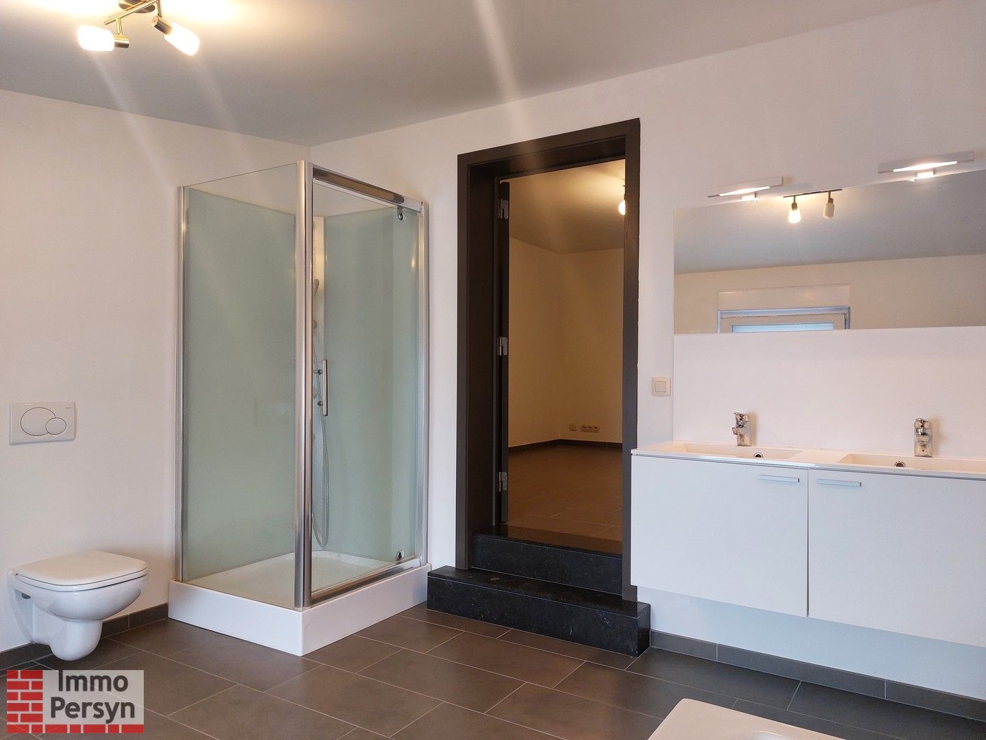 Gezellige rijwoning met kleine stadstuin foto 17