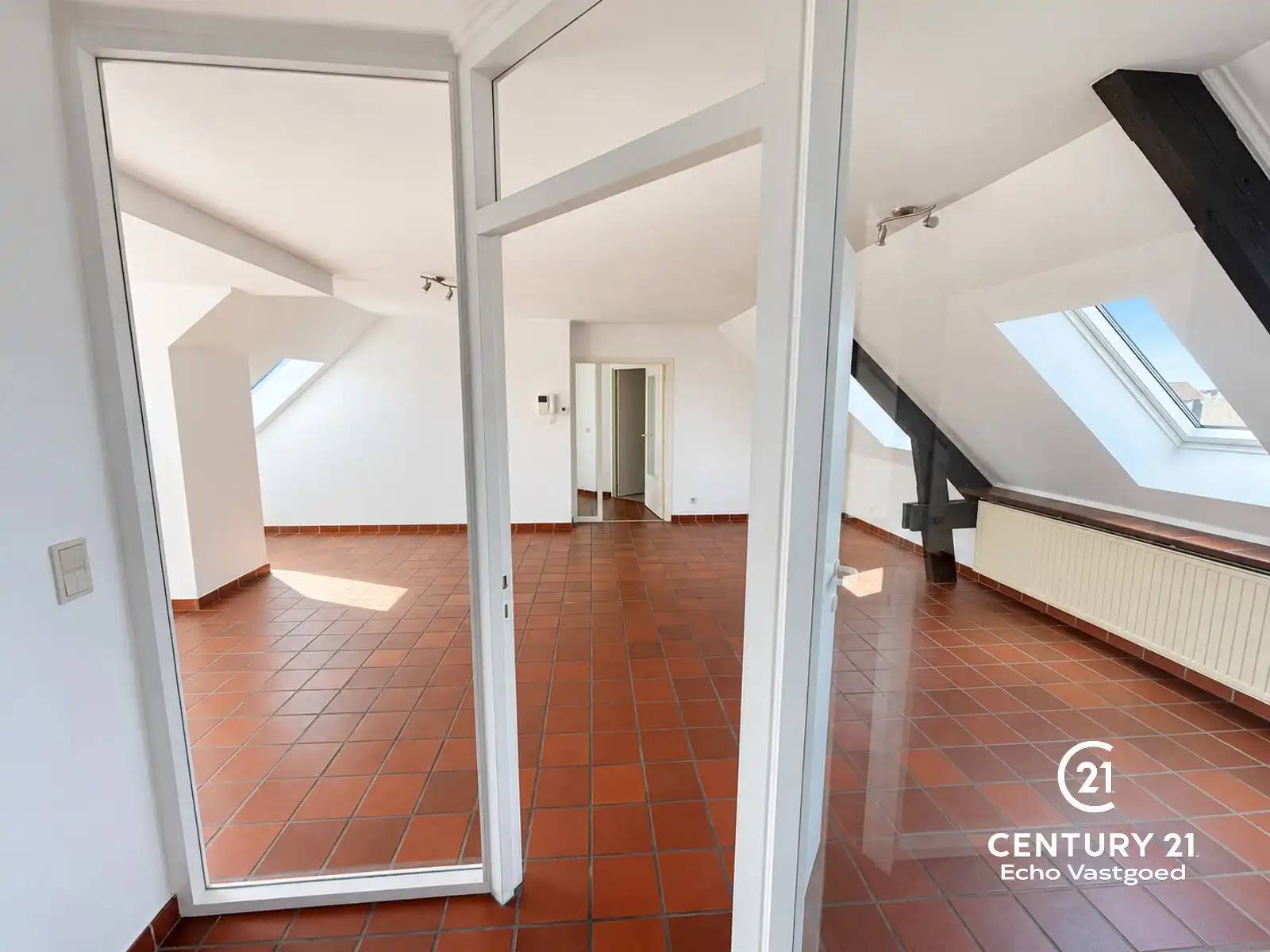 Uniek gelegen, onderhouden 2 slaapk. appartement met balkon foto 8