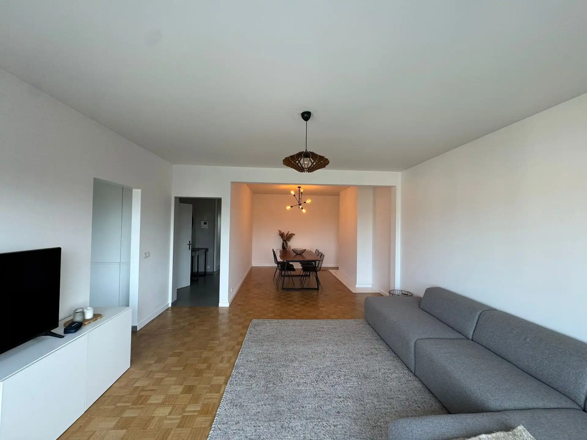 Bemeubeld appartement met 2 slaapkamers en garage foto 3