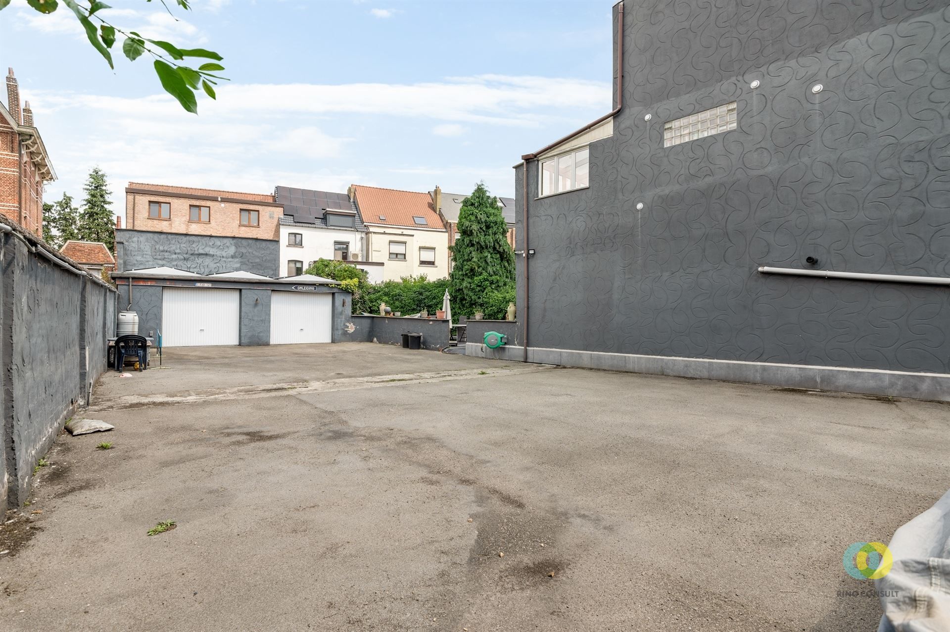 Ruime gezinswoning met garages en parking foto 17