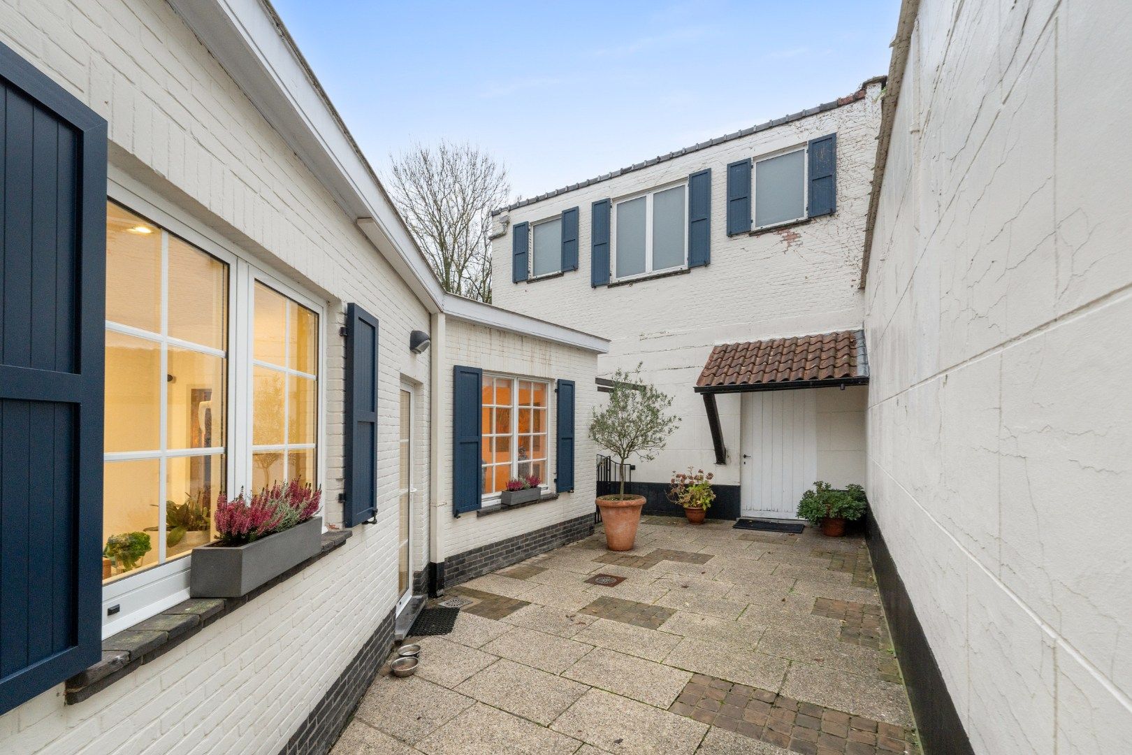 Unieke woning met handelsruimte, kantoor, 6 slpks & 200 m² atelier/magazijn – ideaal voor vrije beroepers foto 2