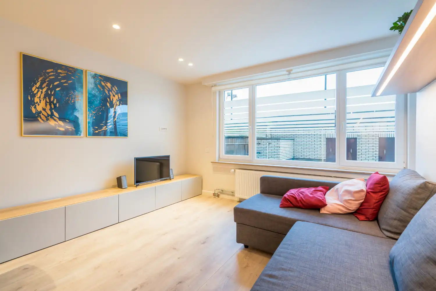 Modern instapklaar appartement met twee slaapkamers. Let op: dit pand heeft geen zeezicht! foto 3