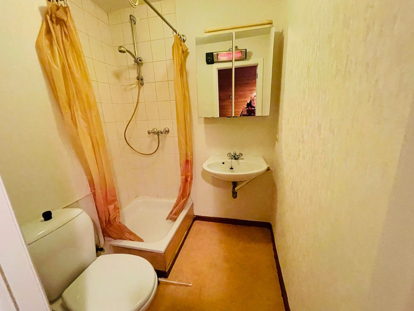 Brugge centrum,supergoede ligging, valkbij 't Zand, Smedenpoort en Vestingen, alle winkels, scholen en restaurants, STUDIO: omvat eigenlijke studio, met open keuken, en aparte badkamer met lavabo,douche en toilet. foto 4