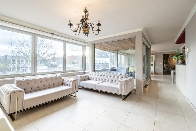 Ruim appartement (145m²) met 3 slaapkamers foto {{pictureIndex}}