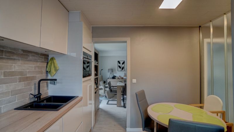 Vernieuwd woonhuis van 140m² met garage en tuin in half-open-bebouwing foto 8