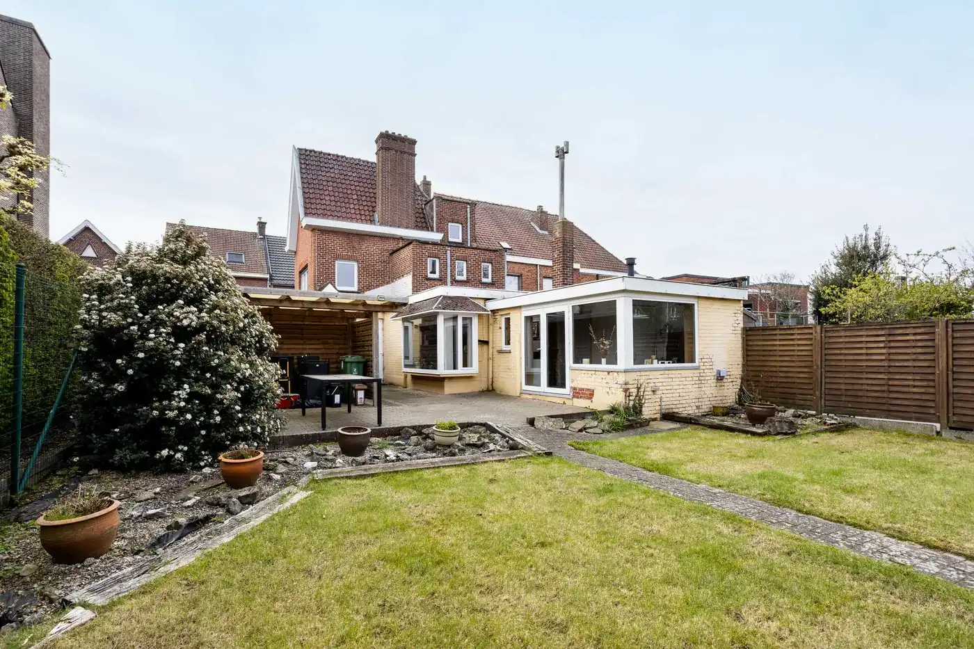 Ruime halfopen bebouwing met carport en grote tuin foto 22