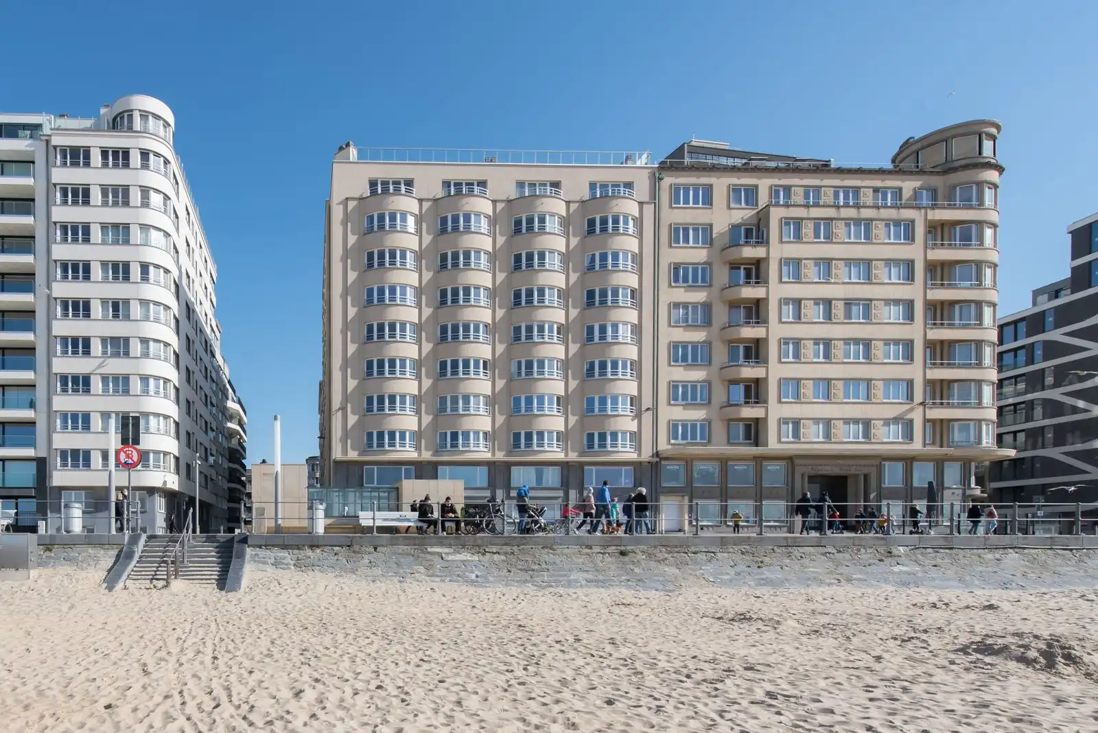Prachtig ruim appartement met frontaal zeezicht in top-residentie foto 13