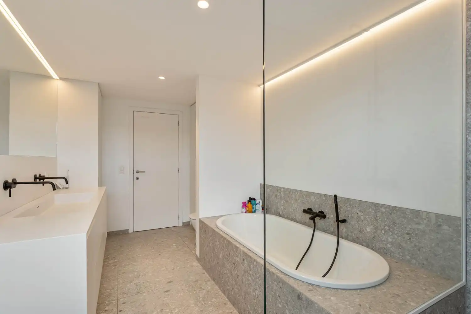 Prachtig gerenoveerd en energiezuinig herenhuis met 5 slaapkamers, 2 badkamers en een tuin op een toplocatie nabij het station van Leuven! foto 25