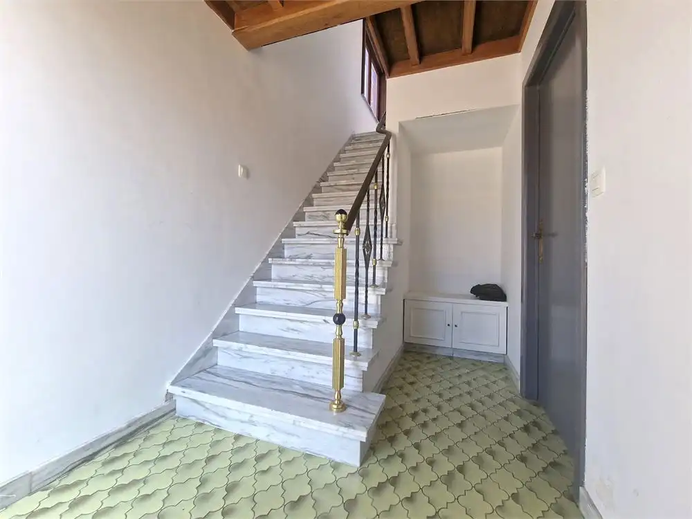 Halfopen te renoveren woning nabij centrum Pittem op een perceel van 348m²! foto 2