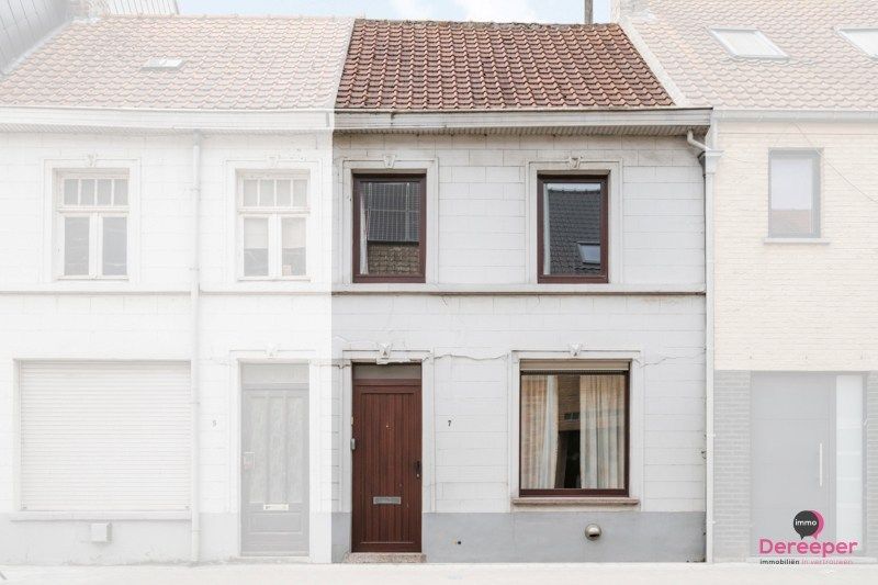 Hoofdfoto van de publicatie: Te renoveren rijwoning op centrale ligging
