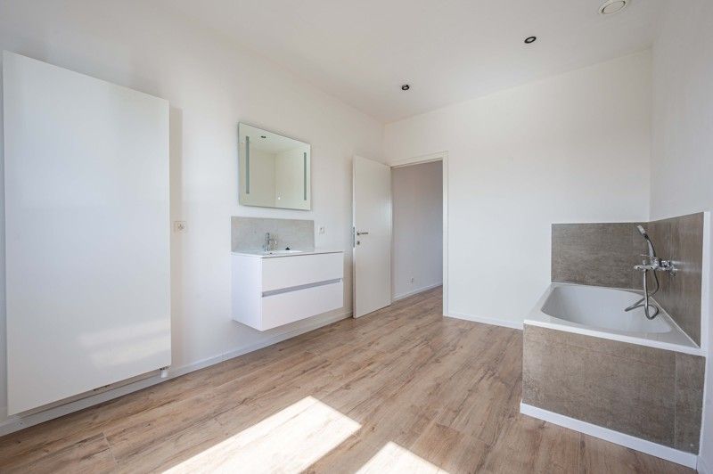 Prachtig, volledig gerenoveerde woning met leuke aangelegde tuin in Wevelgem TE KOOP! foto 14