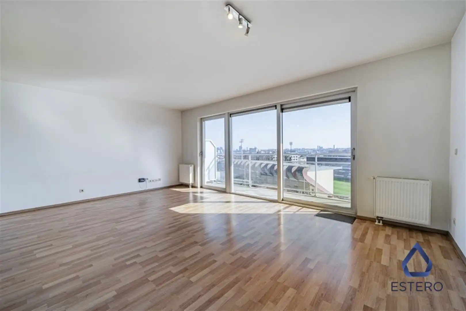 Ruim 2-slpkappartement met terras en uitzicht op de stad foto 3
