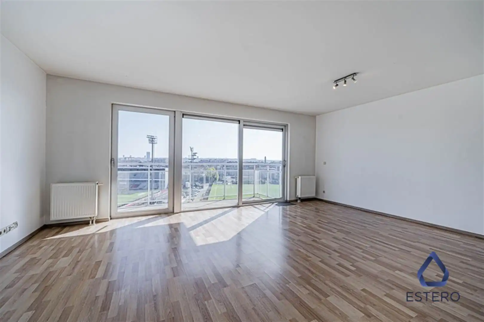 Ruim 2-slpkappartement met terras en uitzicht op de stad foto 3