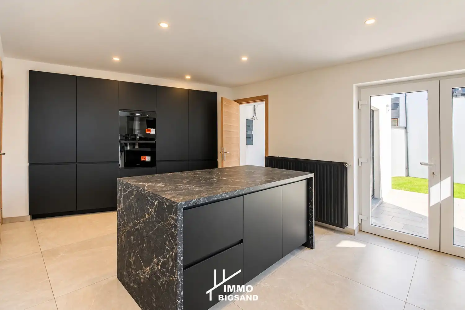 Volledig gerenoveerde woning met 4 slaapkamers, 2 badkamers en ruim bijgebouw foto 8