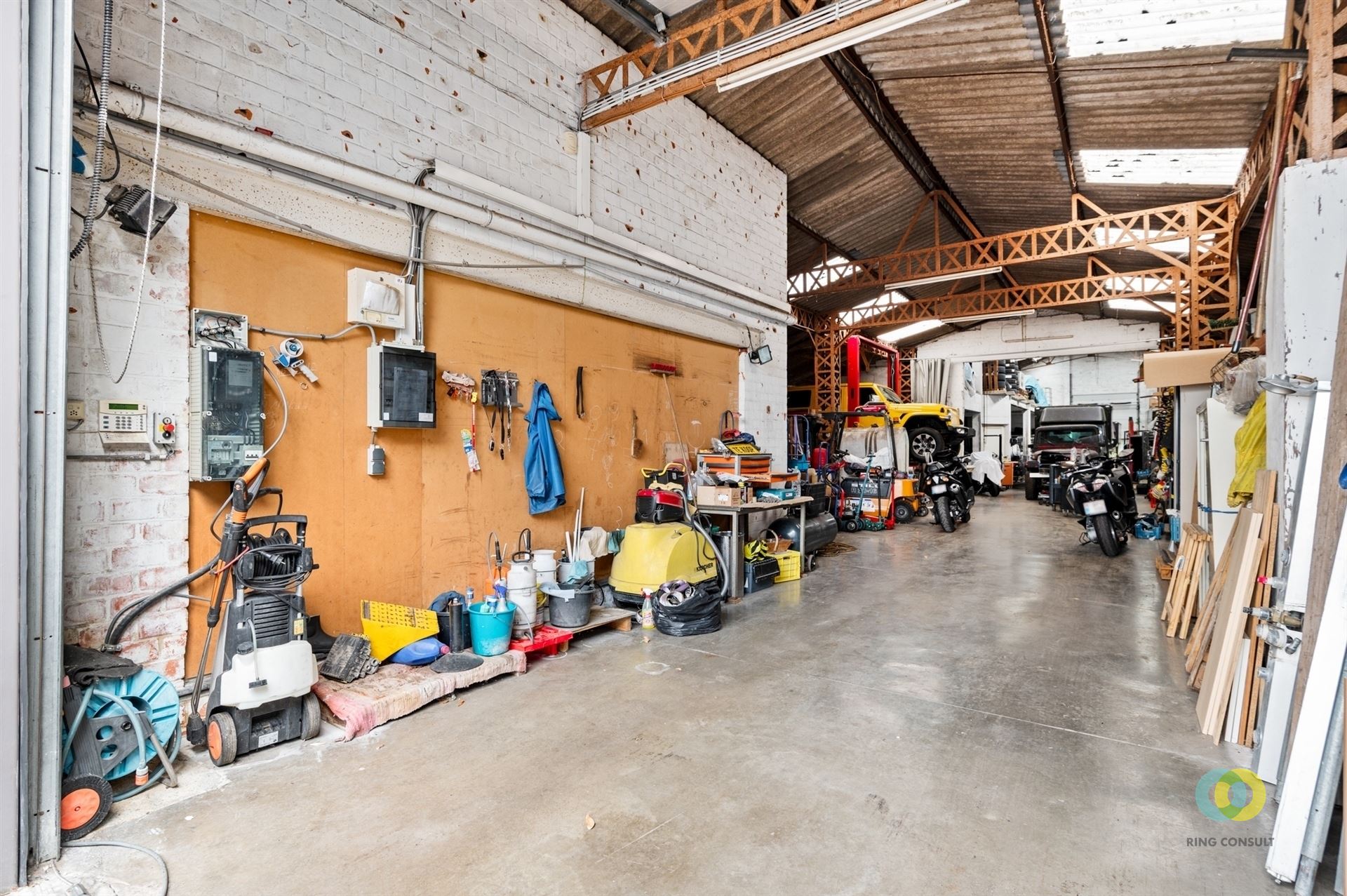 Bedrijfspand met loods, kantoor en woning foto 4
