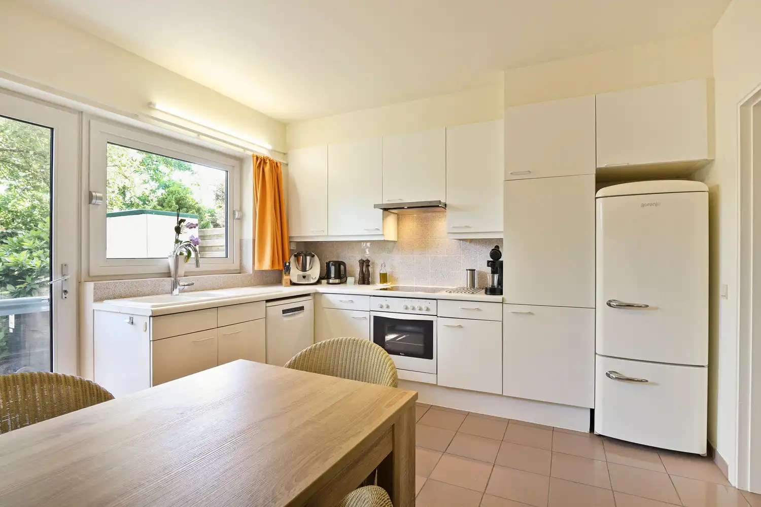 Instapklaar gelijkvloers APP. met 3 slks, dubbele garage en tuin! foto 11