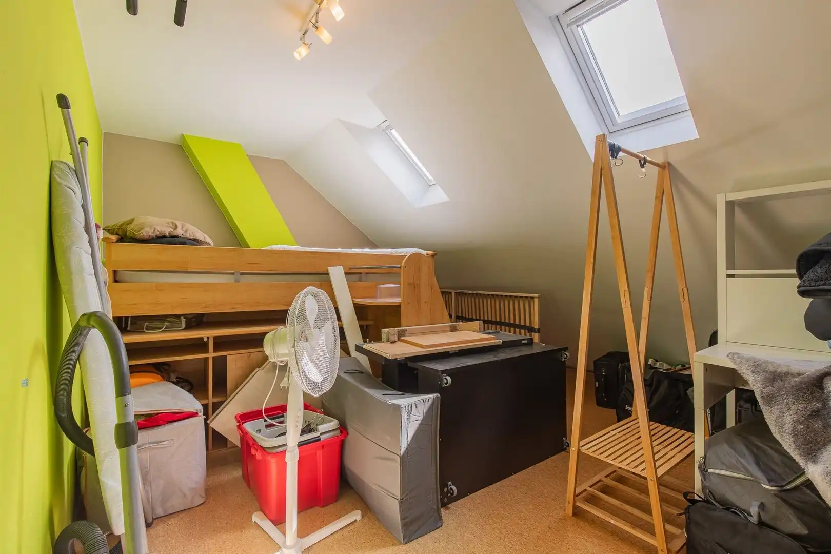 Volledig gerenoveerde woning met zwemvijver en ruime garage foto 27