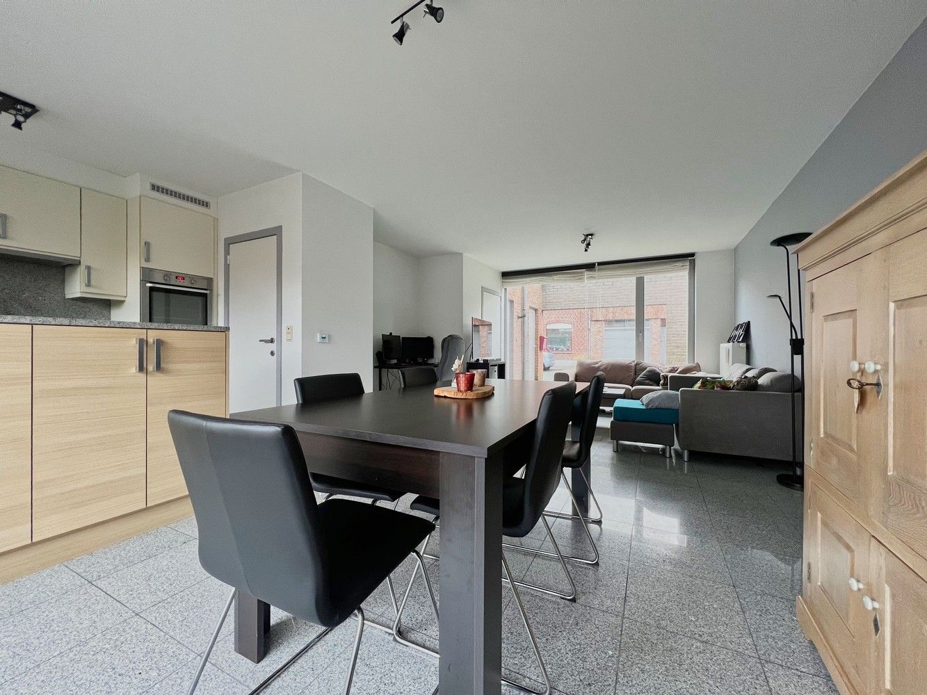 Lichtrijke gezinswoning met 3 slpks nabij centrum! foto {{pictureIndex}}