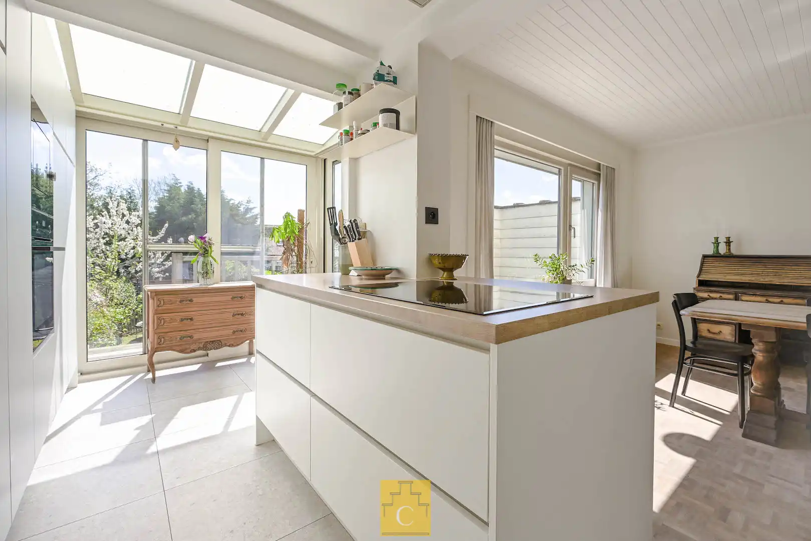 Sfeervolle gezinswoning met garage en tuin in het charmante Lissewege foto {{pictureIndex}}