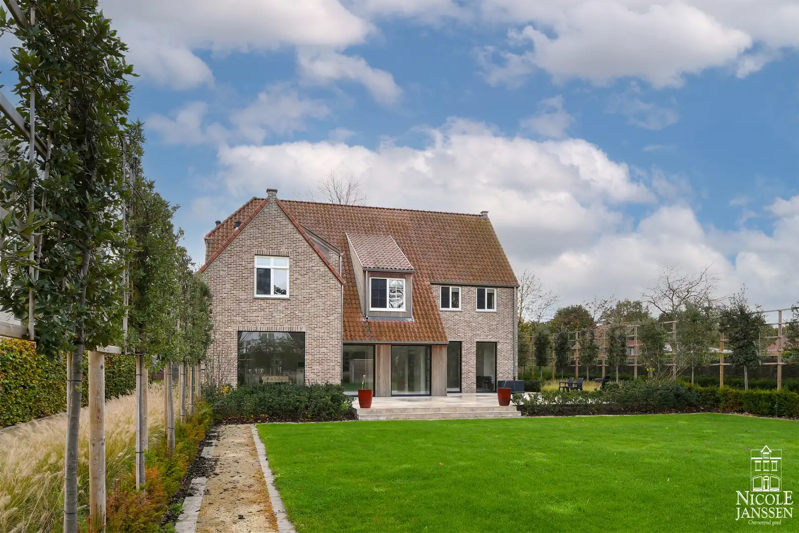 Schitterend landhuis in pastoriestijl met prachtige tuin op een rustige locatie foto 35