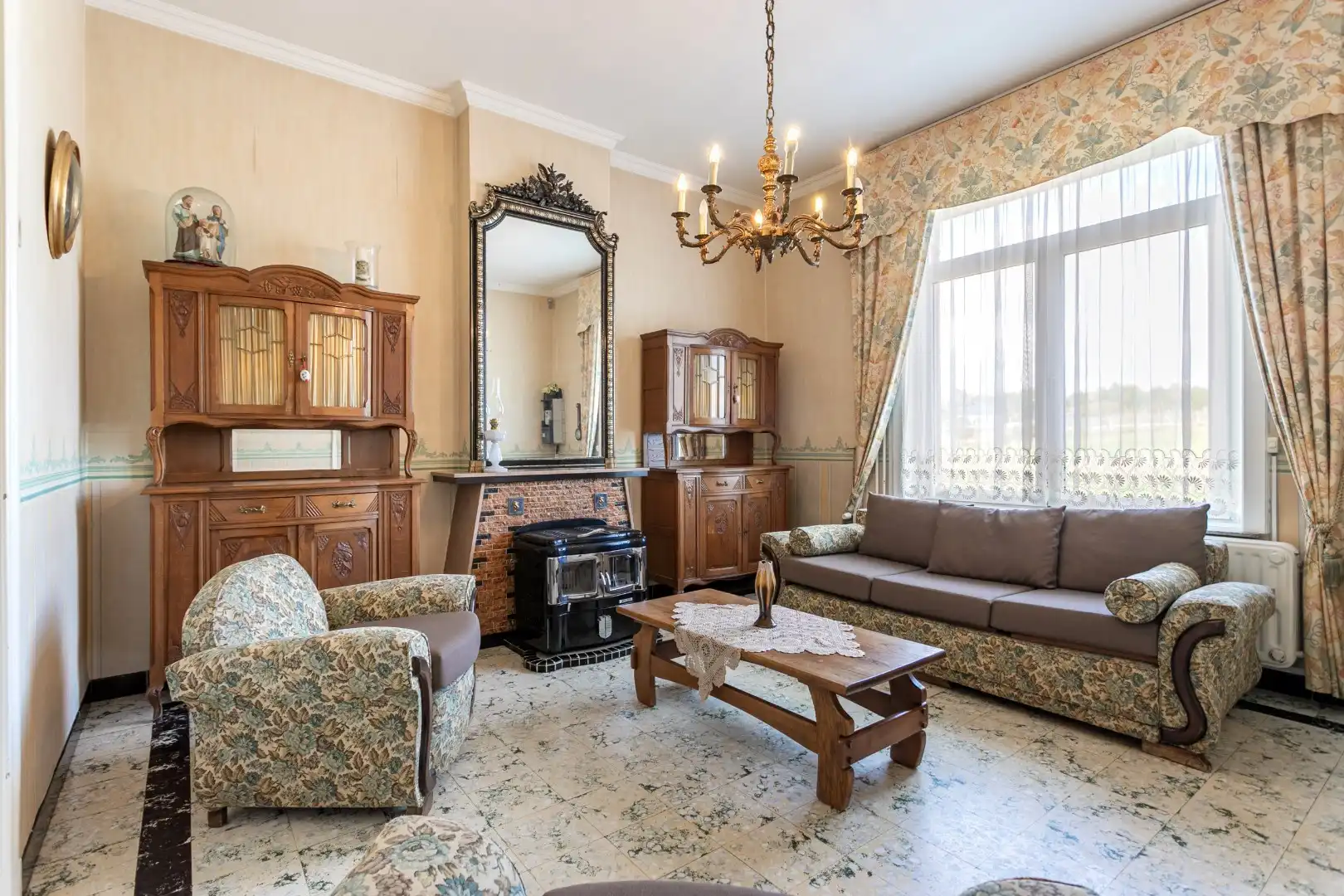 Karaktervol, te renoveren herenhuis met enorm potentieel te Gooik foto 8