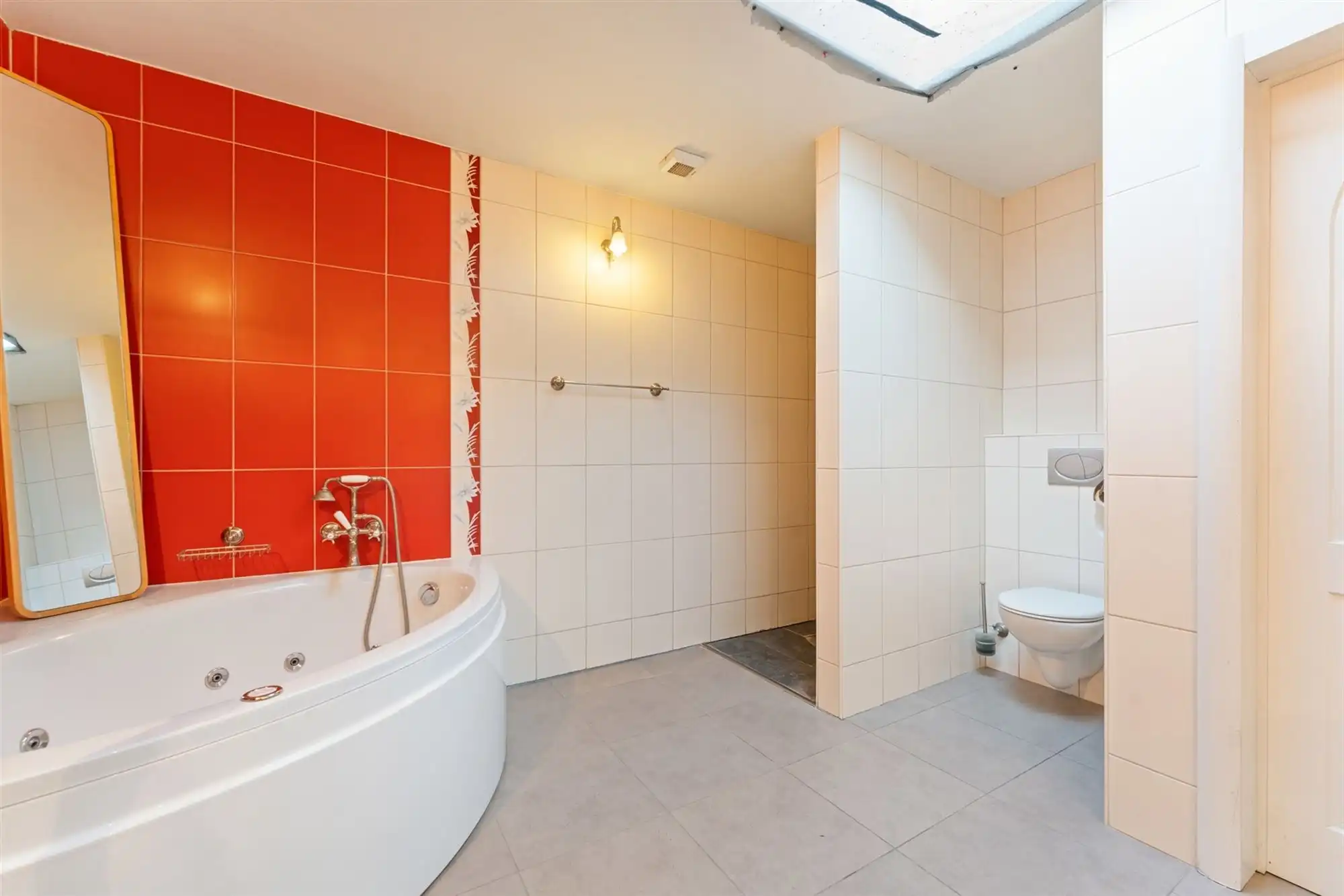 RUIME WONING MET 5 SLAAPKAMERS OP CENTRALE LIGGING VLAK BIJ BERINGEN CENTRUM foto 13