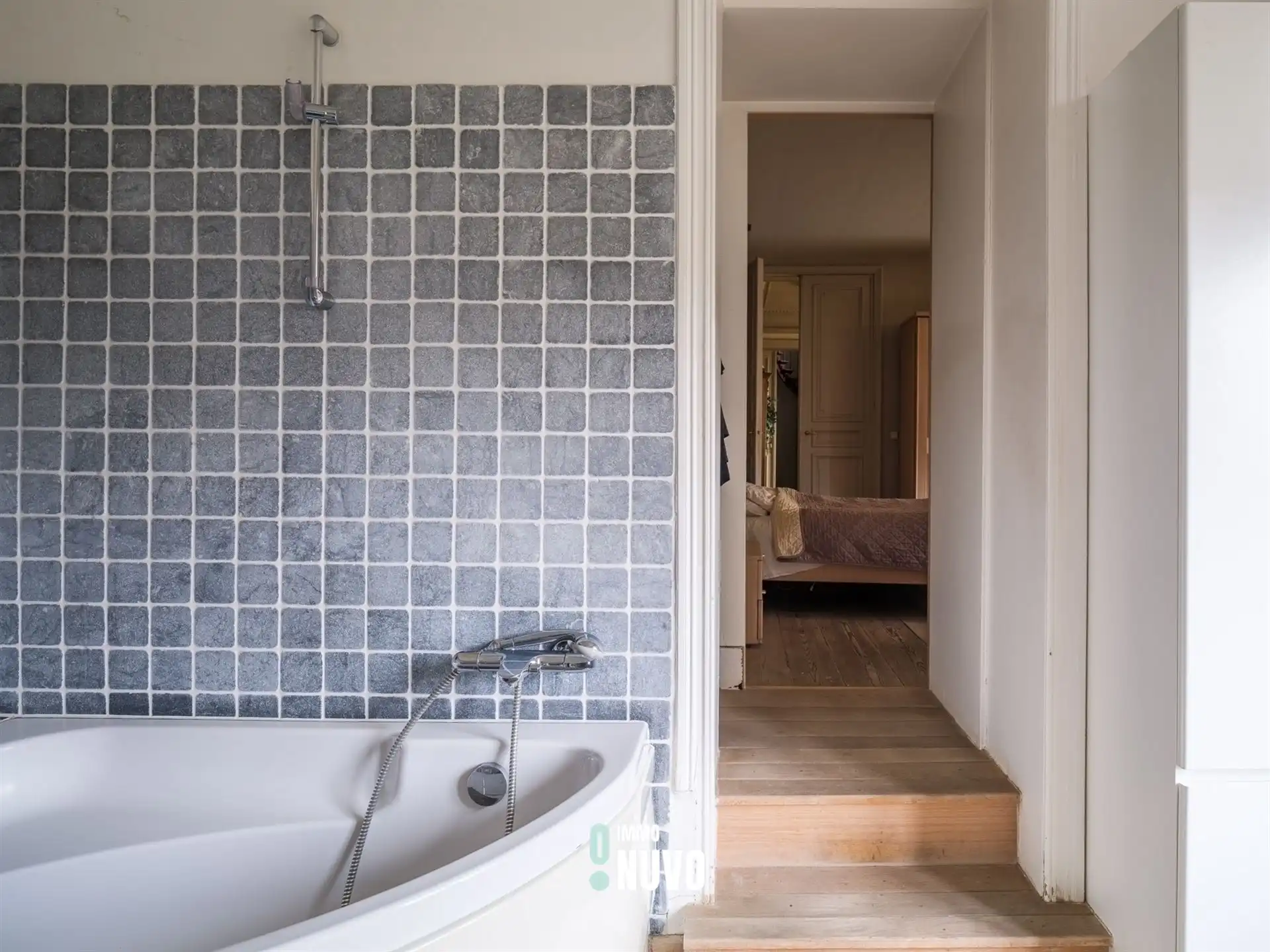 Exclusief herenhuis met handelspand op toplocatie te Aalst. foto 13